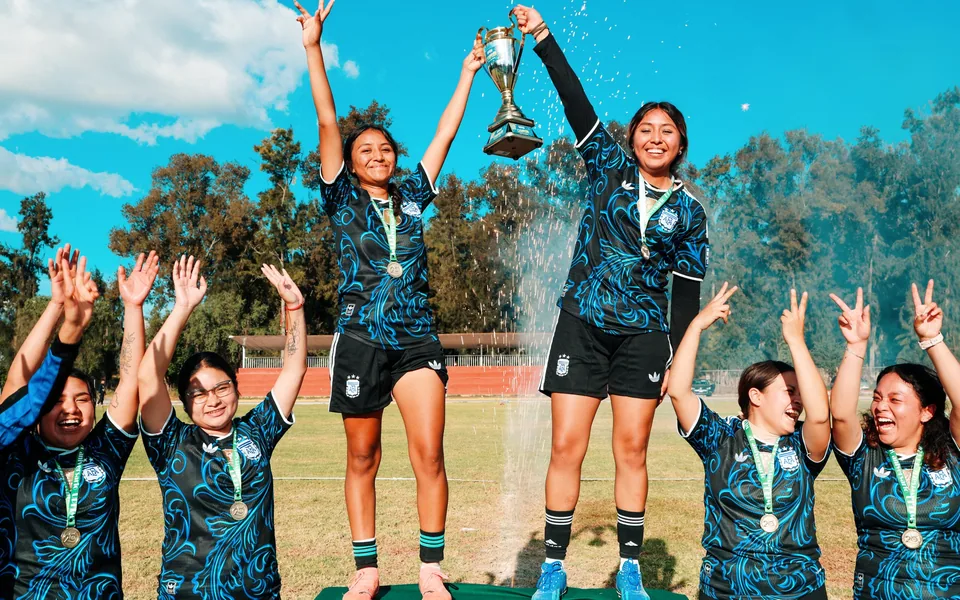 Jugadoras UPFIM celebrando una premiación deportiva