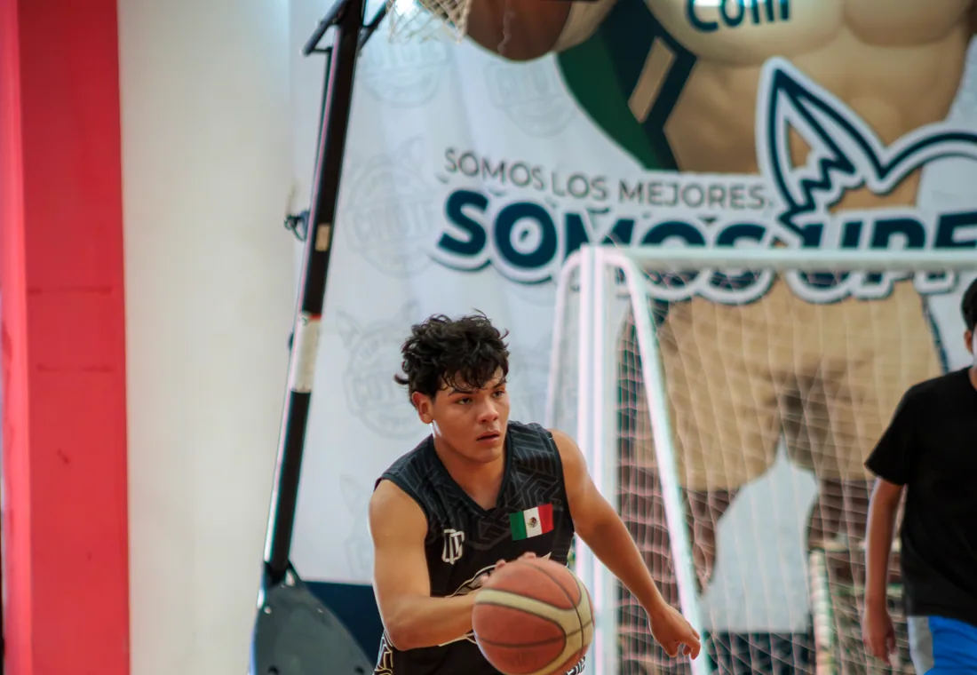 Jugadora UPFIM durante encuentro de básquetbol