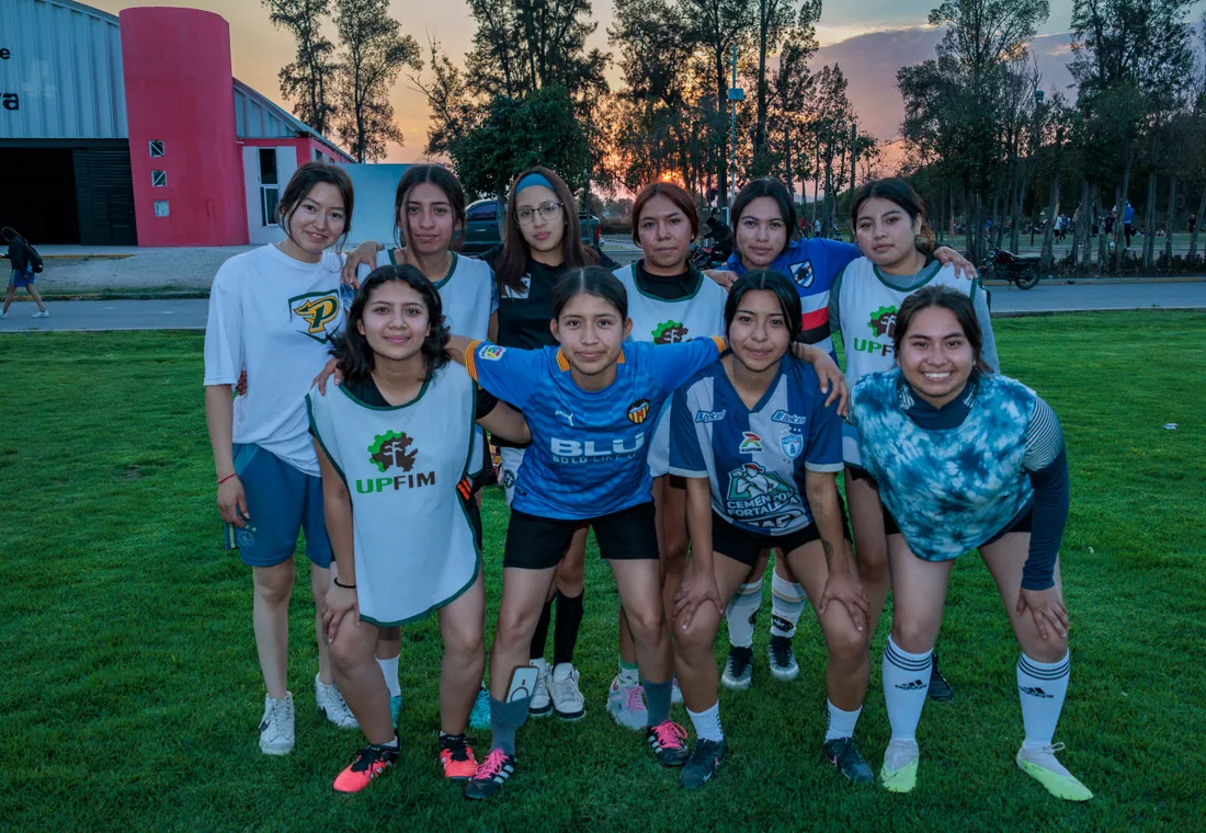 Integrantes de un equipo femenil UPFIM