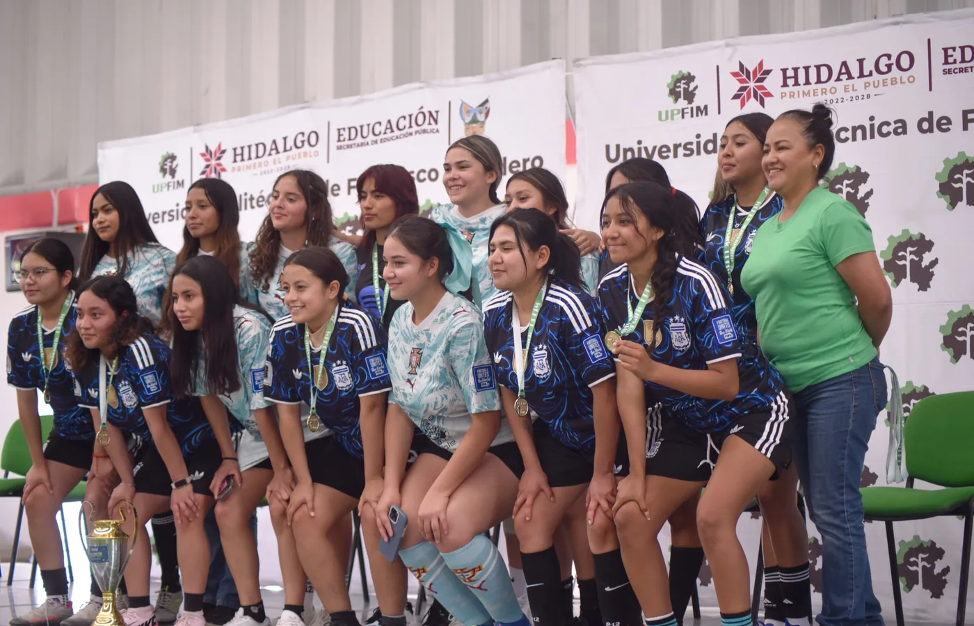 Selección femenil de fútbol UPFIM en encuentro deportivo